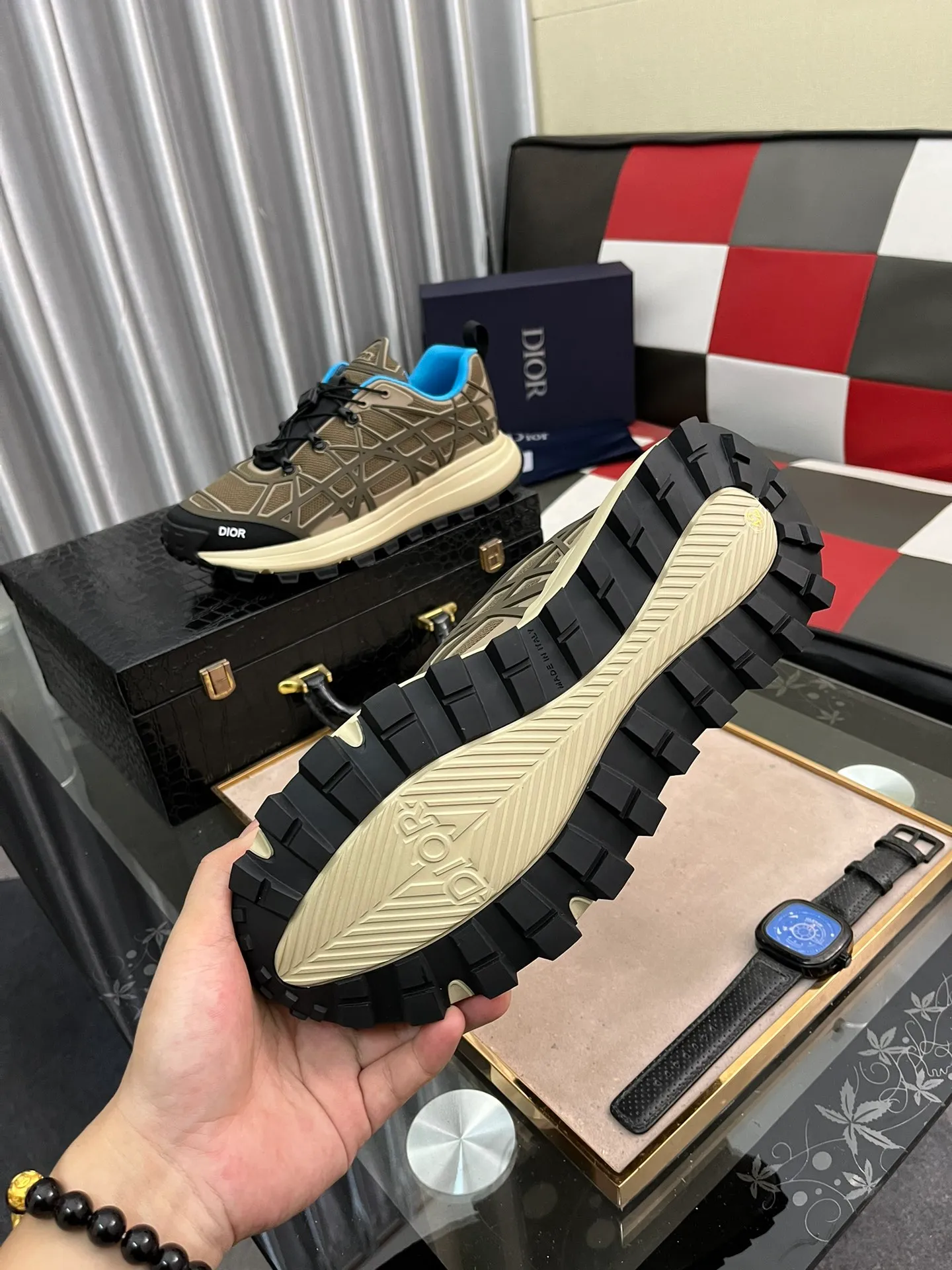 Ex-factory price 520⌚️⌚️B31 RUNNER sports shoes highlight the fashionable silhouette and are decorated with curved cannage pattern. They reinterpret the classic pattern in a structural style and enrich the Dior 2023 summer men's wear series. Meticulously crafted using the advanced craftsmanship of hiking shoes, it blends outdoor culture with Dior heritage. Code number 38-445⃣️Color optional